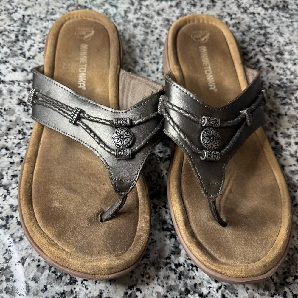 Minnetonka Women's Silverthorne 360 Metallic Sandals Size 10